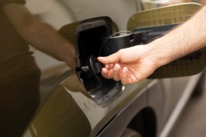 Cómo quitar olor a gasolina de las manos