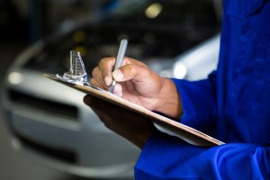Comprobaciones básicas del coche que deberías hacer cada mes