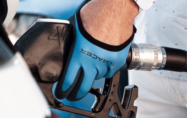 Por qué usar guantes al echar gasolina